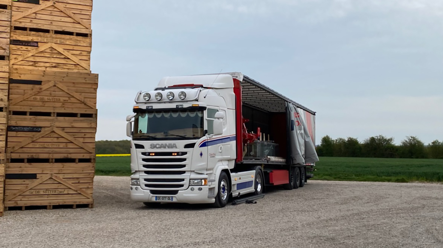 Ensemble routier en semi-remorque bâchée chargement latéral